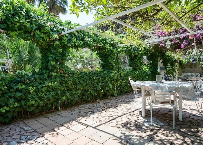 Bed & Breakfast Giardino Segreto - Via Foria 216 Ammezzato 3*