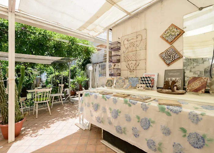 Giardino Segreto - Via Foria 216 Ammezzato Bed & Breakfast Neapel