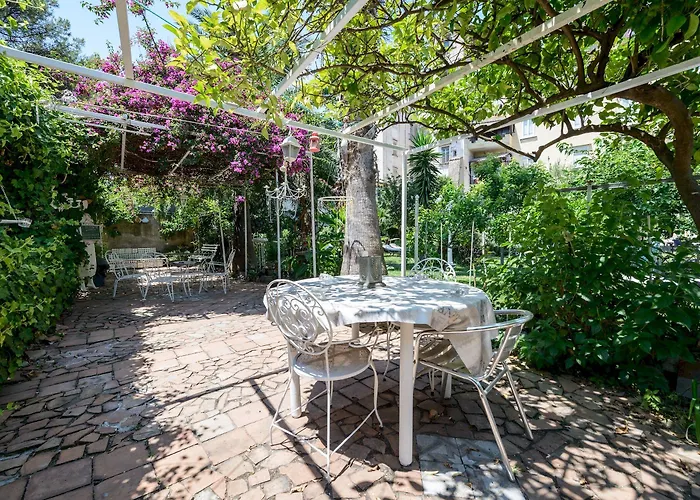 Giardino Segreto - Via Foria 216 Ammezzato Bed & Breakfast 3*
