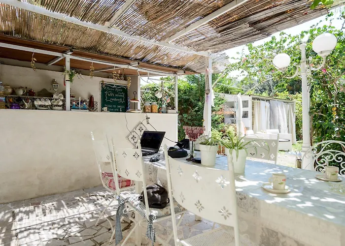 Bed & Breakfast Giardino Segreto - Via Foria 216 Ammezzato 3*