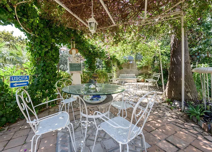 Giardino Segreto - Via Foria 216 Ammezzato Bed & Breakfast 3*
